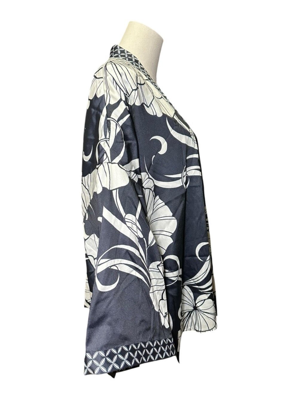 Chico's Navy White Covering Ruana Short Kimono NWOT - Picture 8 of 11